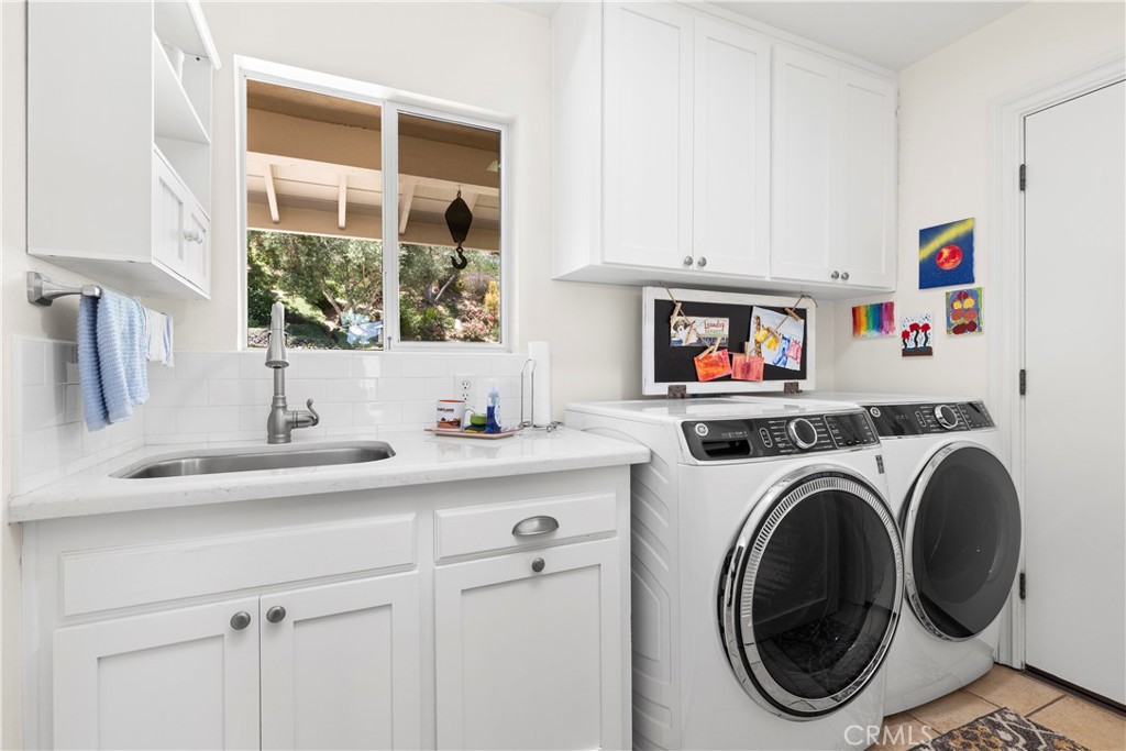 3237 Canonita Drive Fallbrook, CA 92028 - Photo 30 of 55 a view of kitchen sink and washer dryer