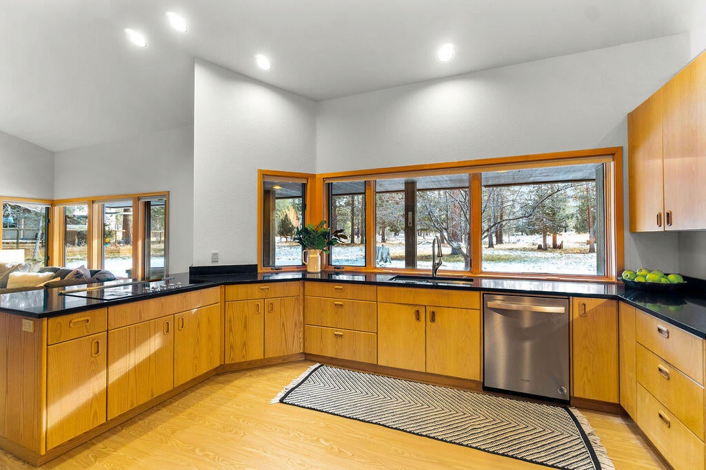 60013 West Ridgeview Drive Bend, OR 97702 - Photo 13 of 43 Kitchen