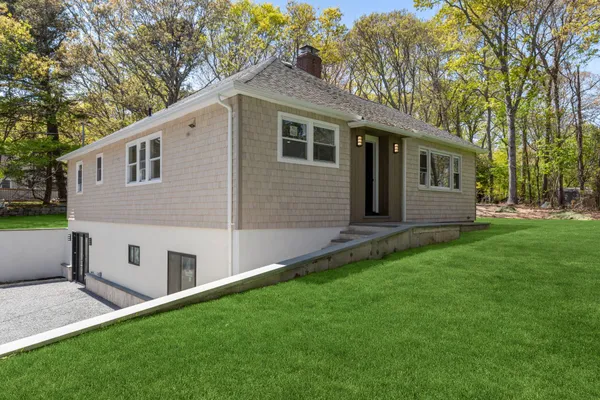 $2,250,000 | 5 Valley Road, Sag Harbor, NY 11963