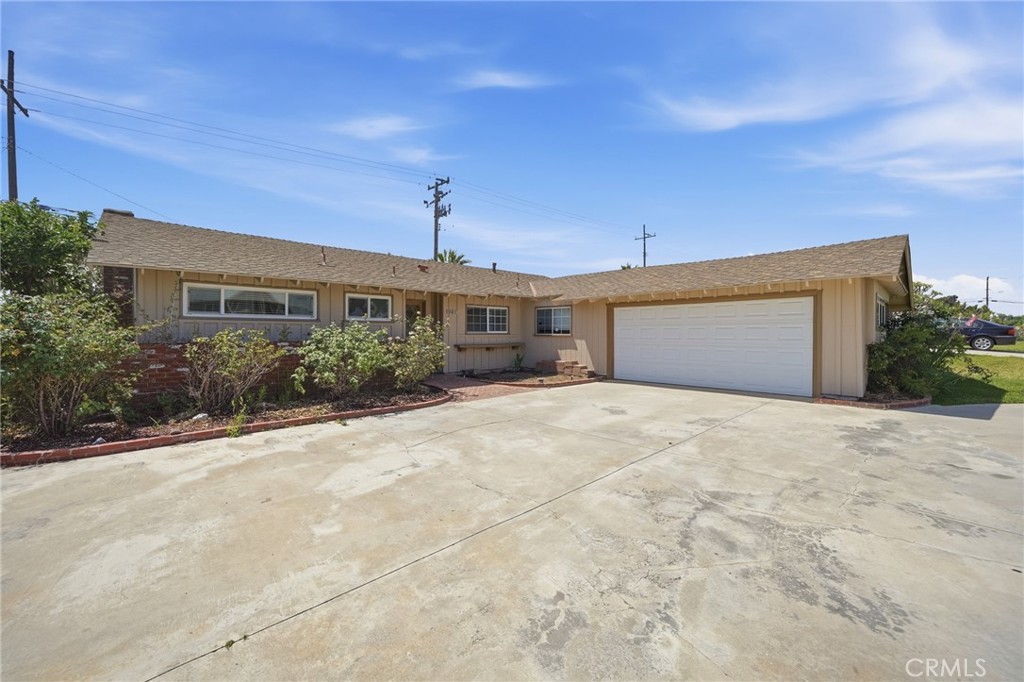 5041 Ridglea Avenue Buena Park, CA 90621 - Photo 8 of 60 GARAGE DOOR