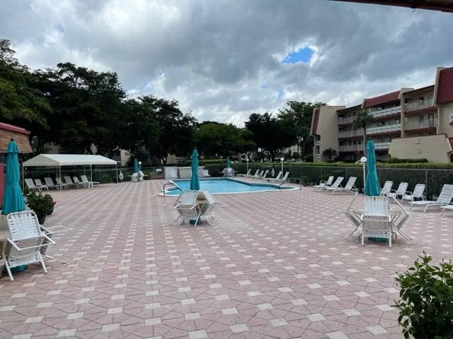 $1,600 | 1020 Country Club Drive, Unit 406, Margate, FL 33063