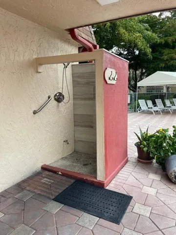 $1,600 | 1020 Country Club Drive, Unit 406, Margate, FL 33063