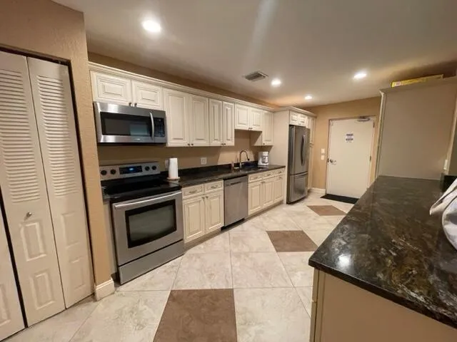 $1,600 | 1020 Country Club Drive, Unit 406, Margate, FL 33063