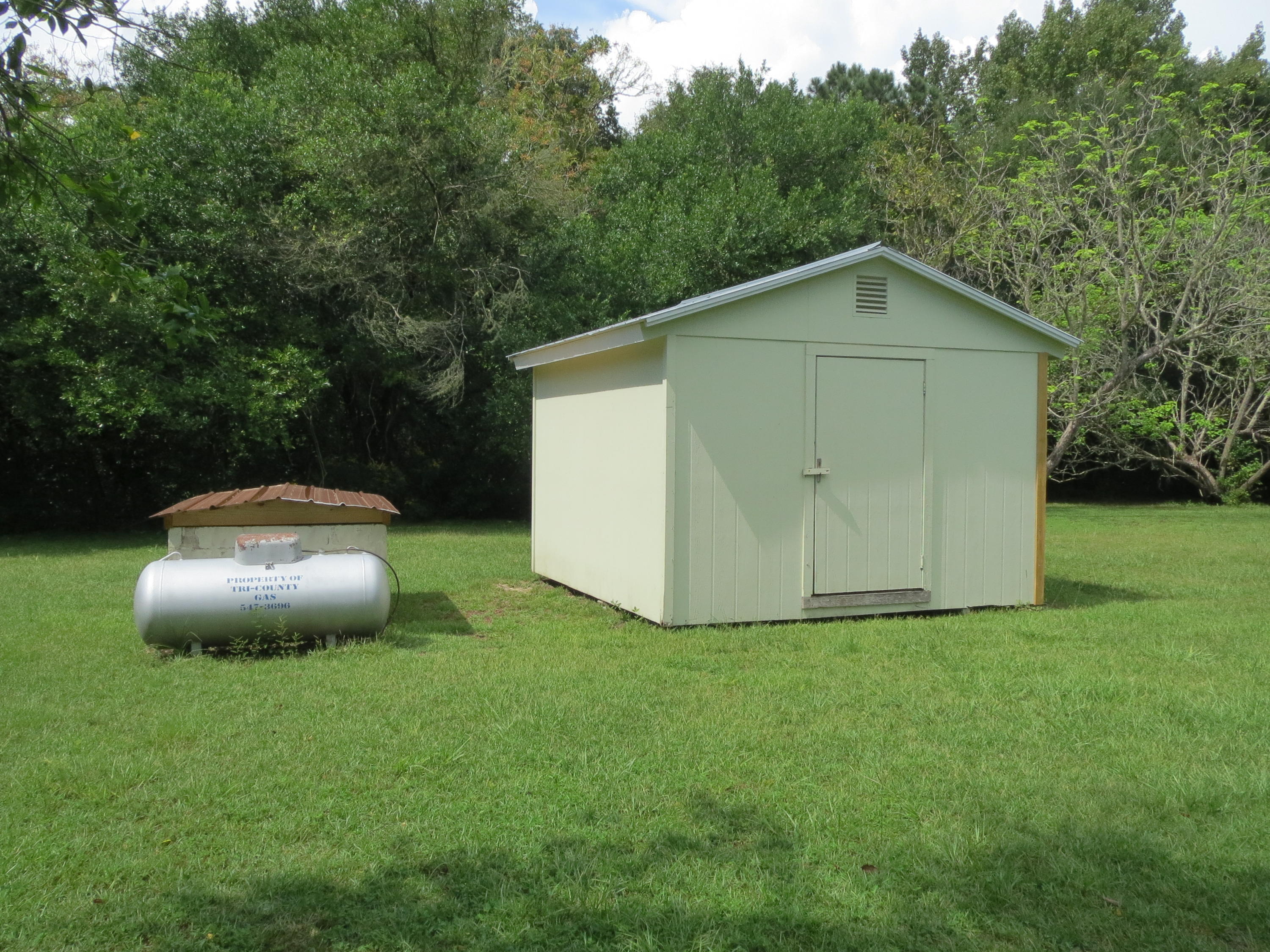 586 Mossy Bend Road Ponce de Leon, FL 32455 - Photo 11 of 17 a view of a backyard with a tub and garden