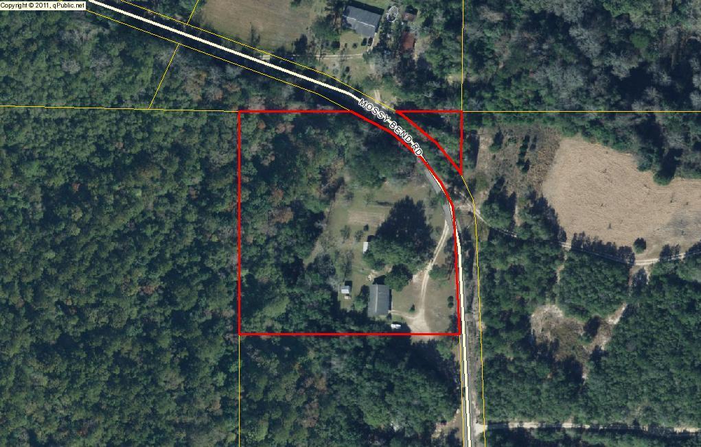 586 Mossy Bend Road Ponce de Leon, FL 32455 - Photo 3 of 17 a view of a houses and a lake view