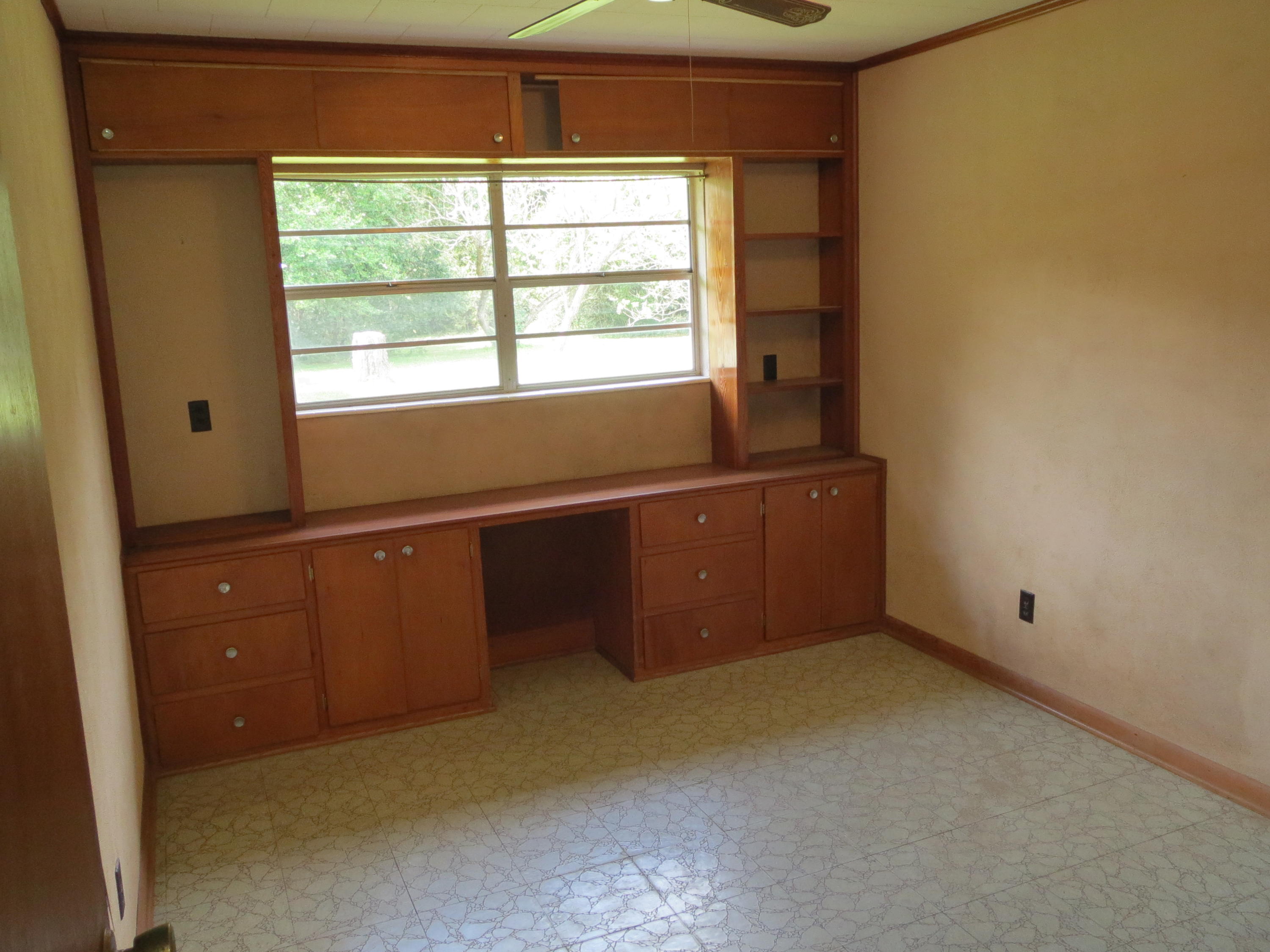 586 Mossy Bend Road Ponce de Leon, FL 32455 - Photo 9 of 17 a room with window and dresser