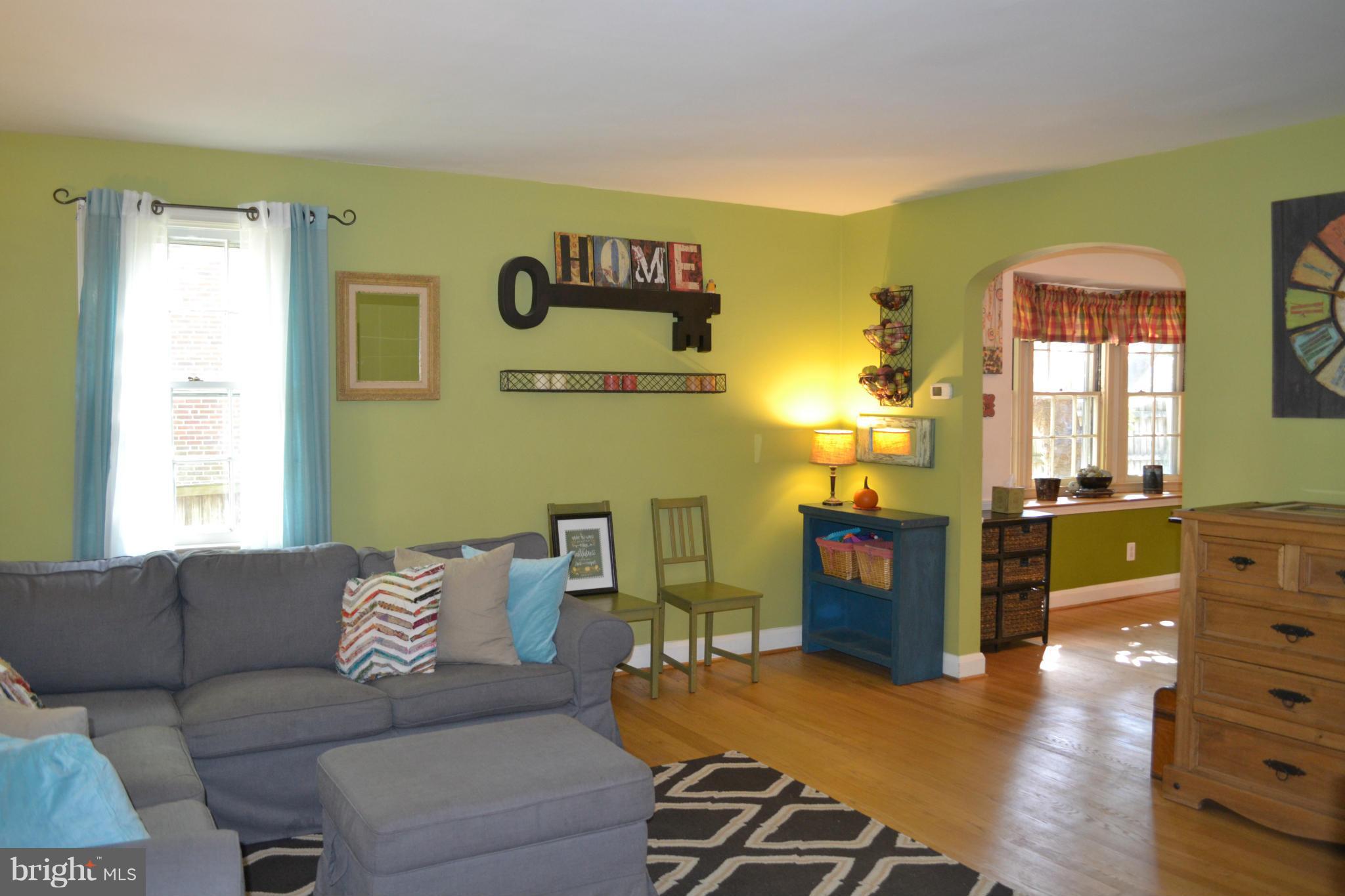 7100 Heathfield Road Baltimore, MD 21212 - Photo 3 of 30 Living Room