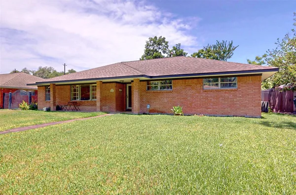 $3,800 | 4826 Waynesboro Drive, Houston, TX 77035
