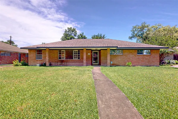 $3,800 | 4826 Waynesboro Drive, Houston, TX 77035