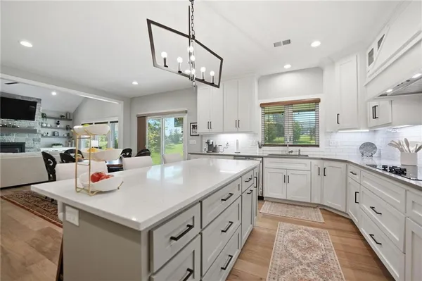 $915,000 | 13 Tahoma Ridge, Lake Winnebago, MO 64034
