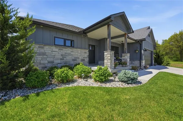 $915,000 | 13 Tahoma Ridge, Lake Winnebago, MO 64034