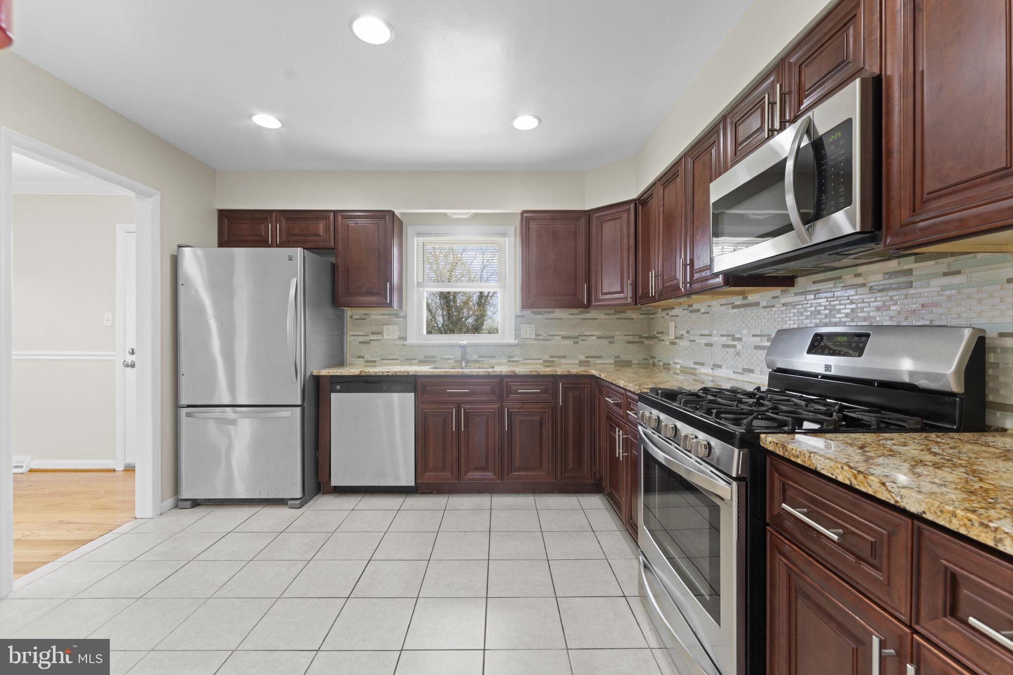 3003 Raymond Court Fort Washington, MD 20744 - Photo 18 of 30 a kitchen with a sink a microwave and refrigerator