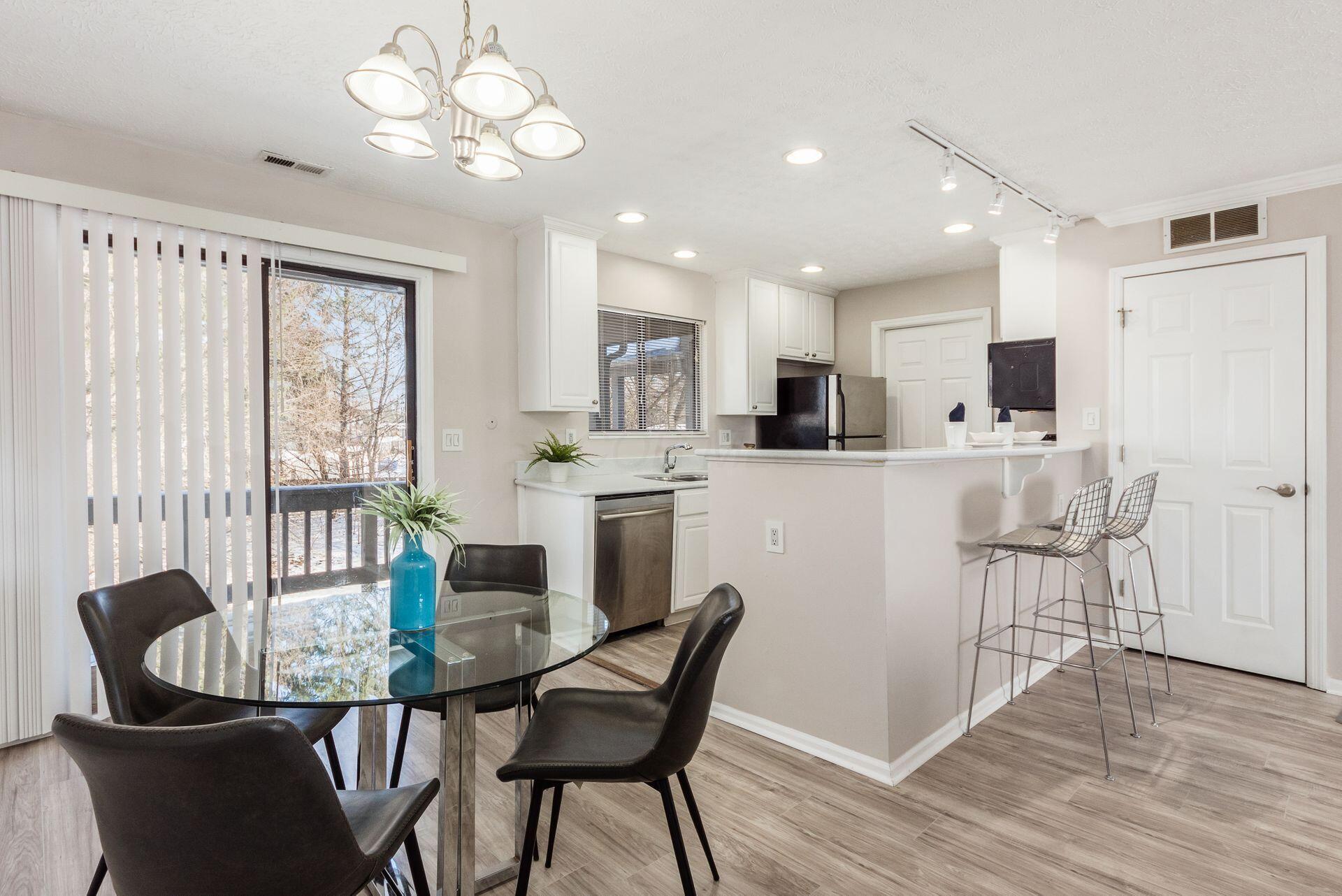 5322 Darlington Road, Unit D Columbus, OH 43220 - Photo 6 of 26 Dining Area & Kitchen