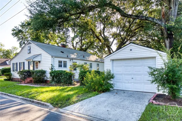 $2,000 | 2201 East 41st Street, Savannah, GA 31404