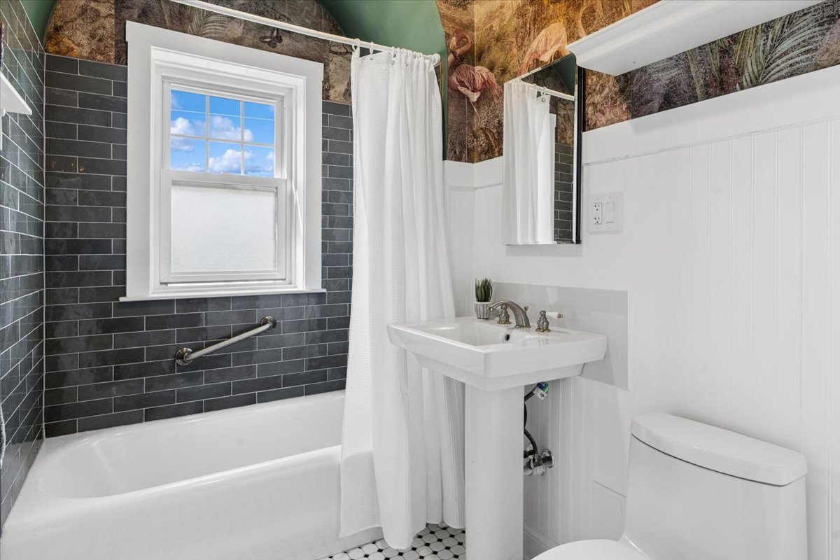 470 Sheridan Road, Unit 2 Evanston, IL 60202 - Photo 16 of 25