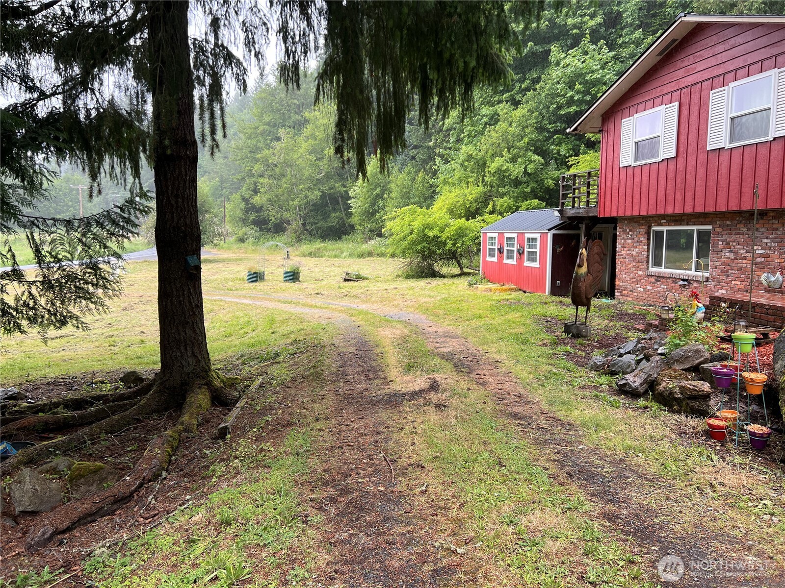 452 Lincoln Creek Road Centralia, WA 98531 - Photo 8 of 25 a backyard of a house with lots of green space