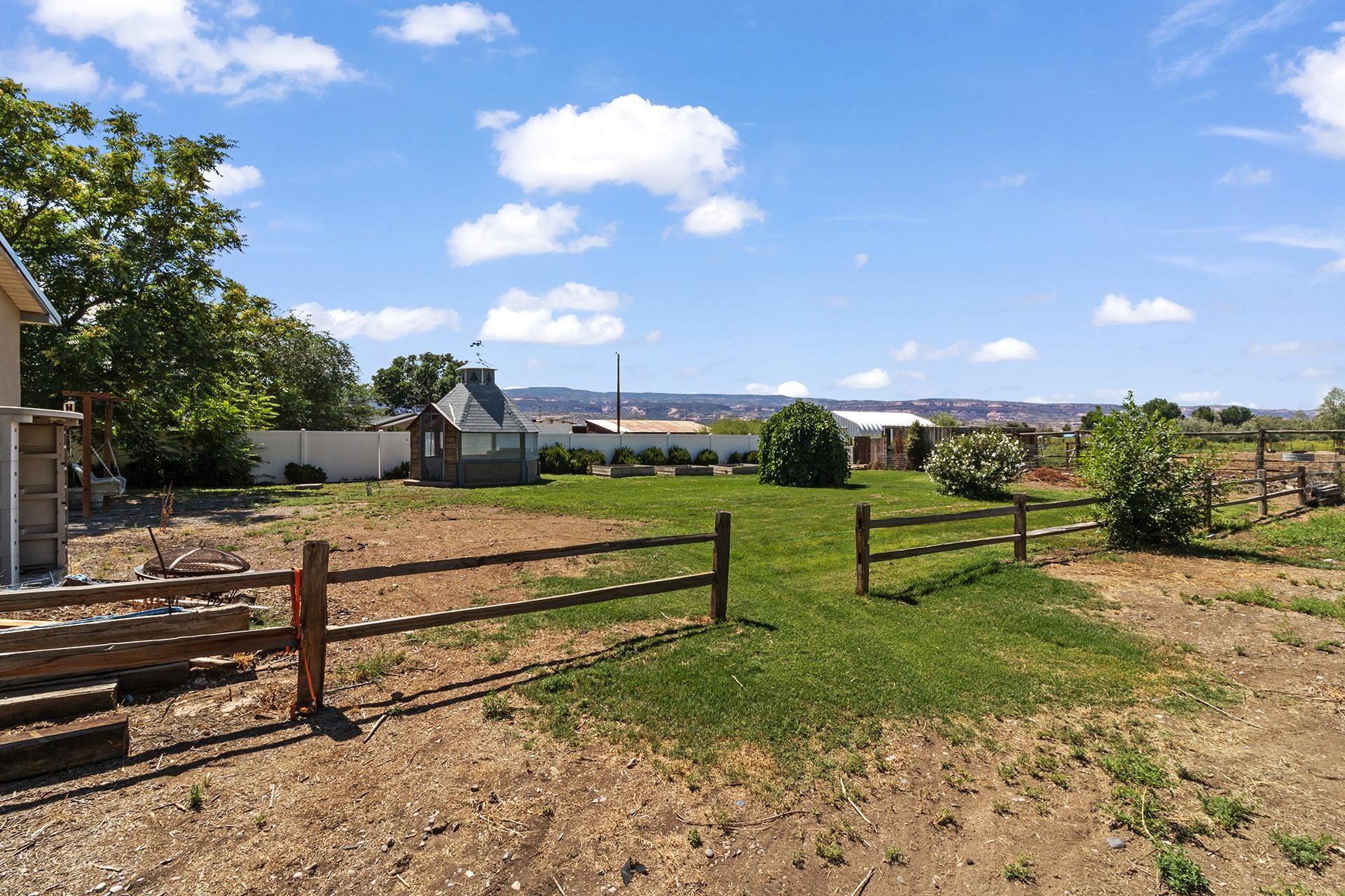 1173 16 Road Fruita, CO 81521 - Photo 33 of 42 a view of a bench with wooden fence
