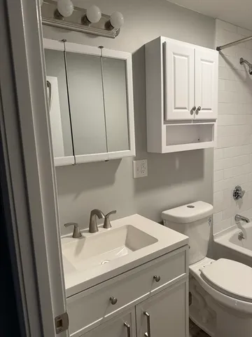 $2,300 | 12 Uncas Avenue, Unit 11, Franklin, MA 02038