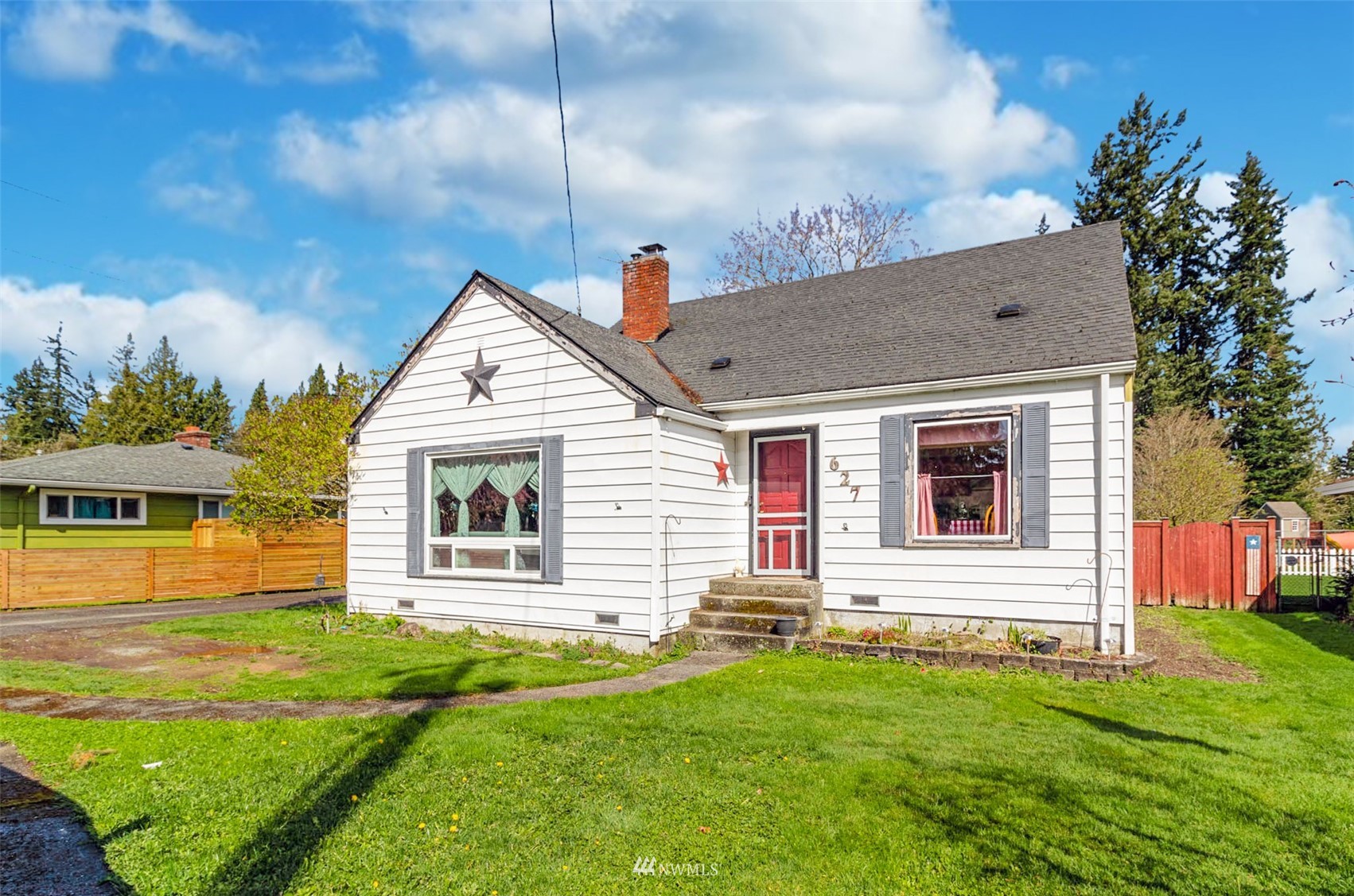 a view of a house with backyard