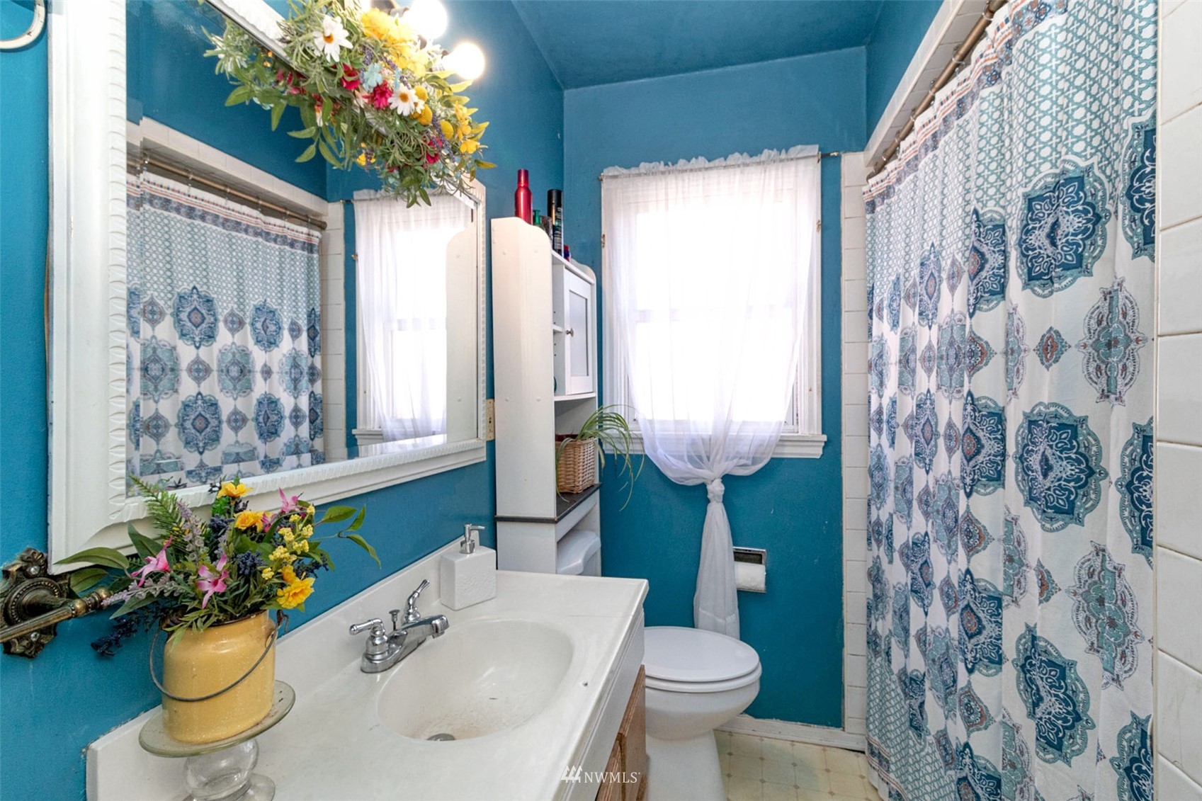 627 Madison Street Everett, WA 98203 - Photo 17 of 23 a bathroom with a sink toilet and shower