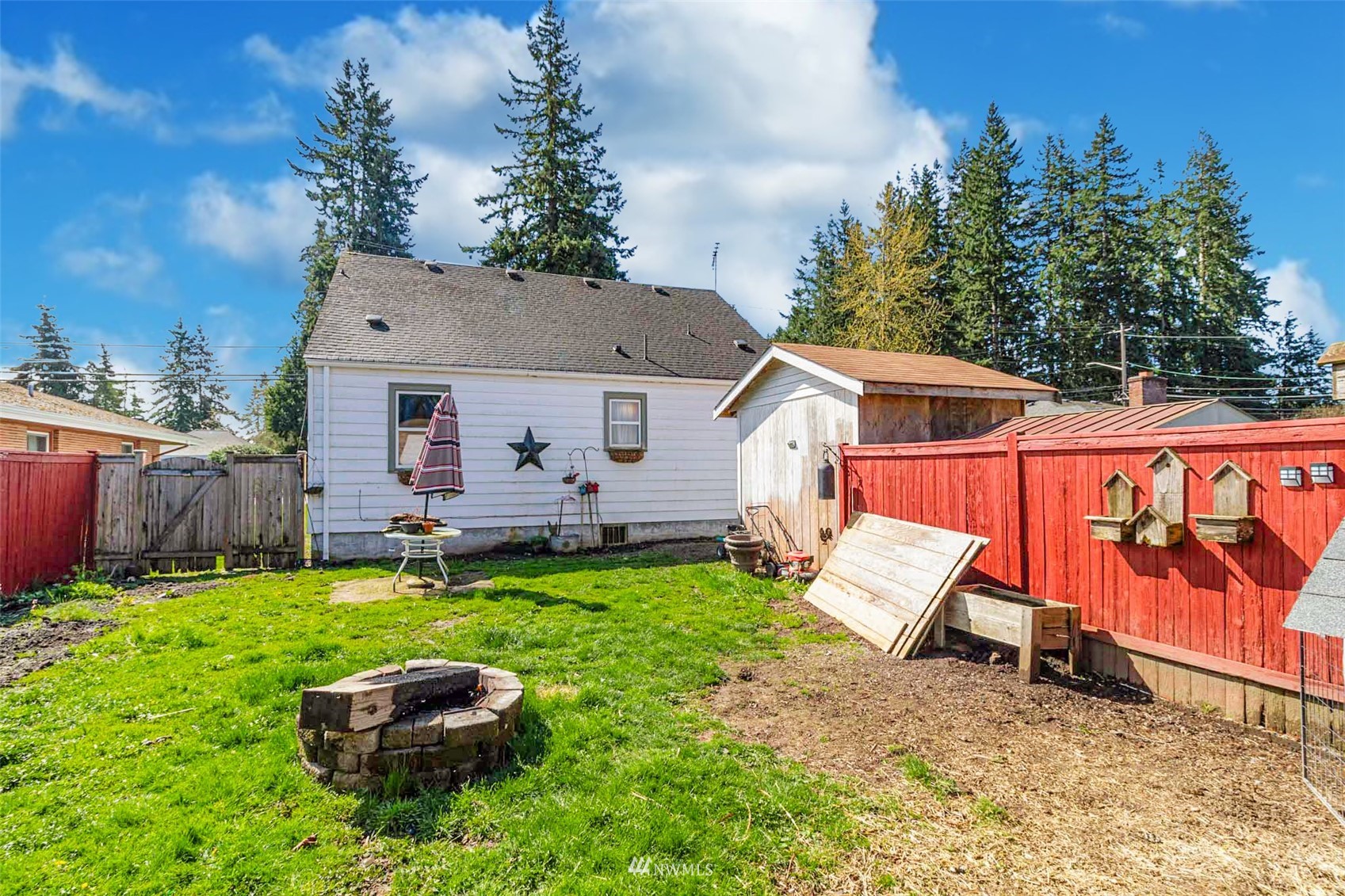 627 Madison Street Everett, WA 98203 - Photo 20 of 23 a backyard of a house with seating space