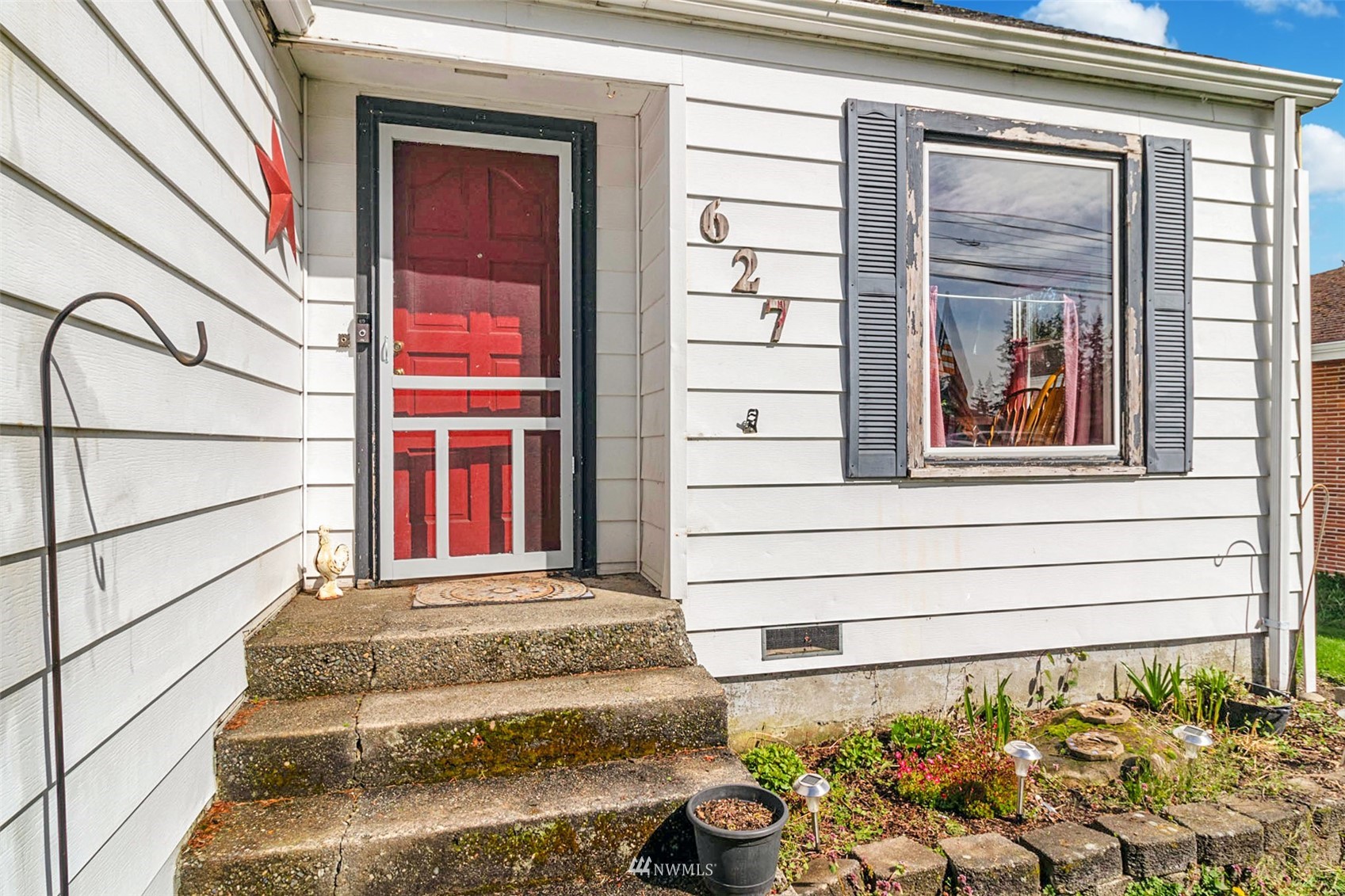 627 Madison Street Everett, WA 98203 - Photo 2 of 23 a view of a door of the house