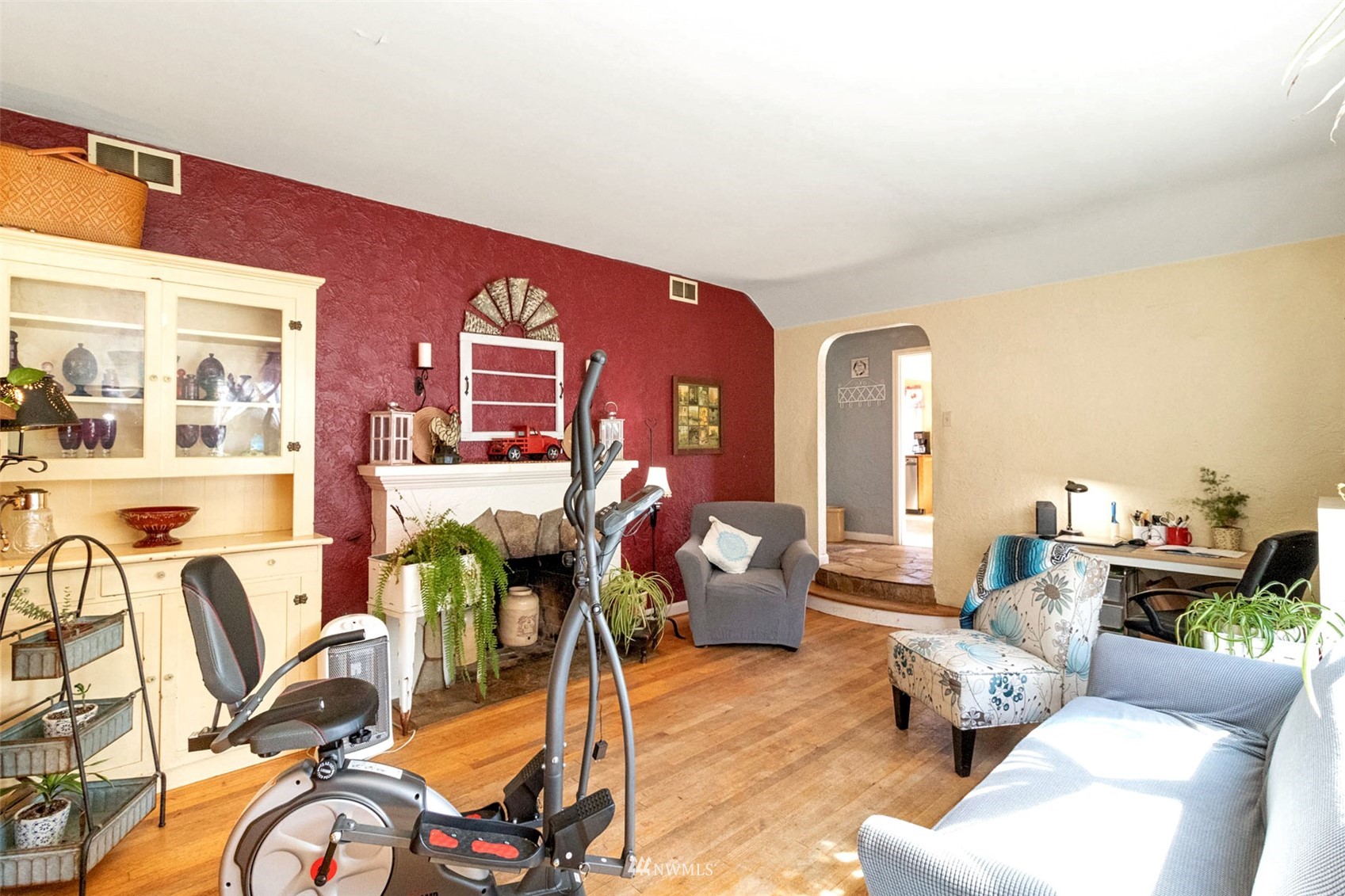 627 Madison Street Everett, WA 98203 - Photo 5 of 23 a living room with furniture and wooden floor