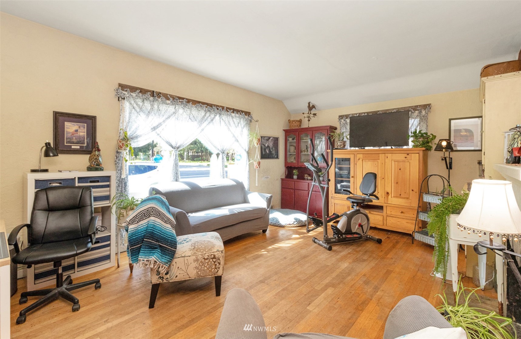 627 Madison Street Everett, WA 98203 - Photo 8 of 23 a living room with furniture a flat screen tv and a window