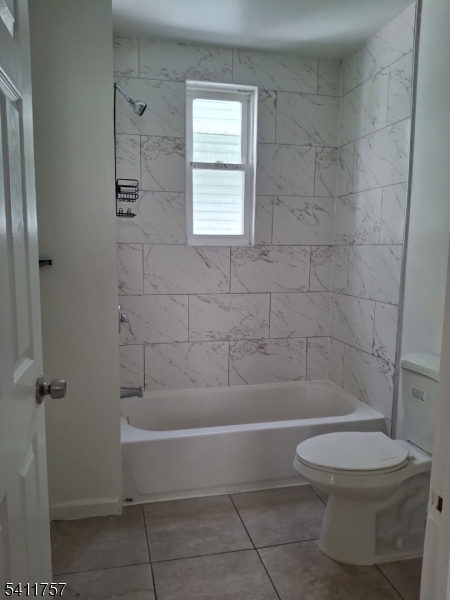904 South 18th Street Newark, NJ 07108 - Photo 4 of 11 a bathroom with a toilet and shower