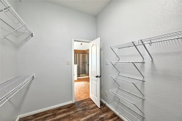 a view of a house with backyard and garden