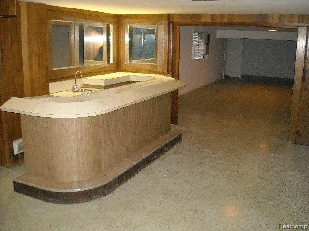 511 Ballantyne Road Grosse Pointe, MI 48236 - Photo 14 of 16 bar