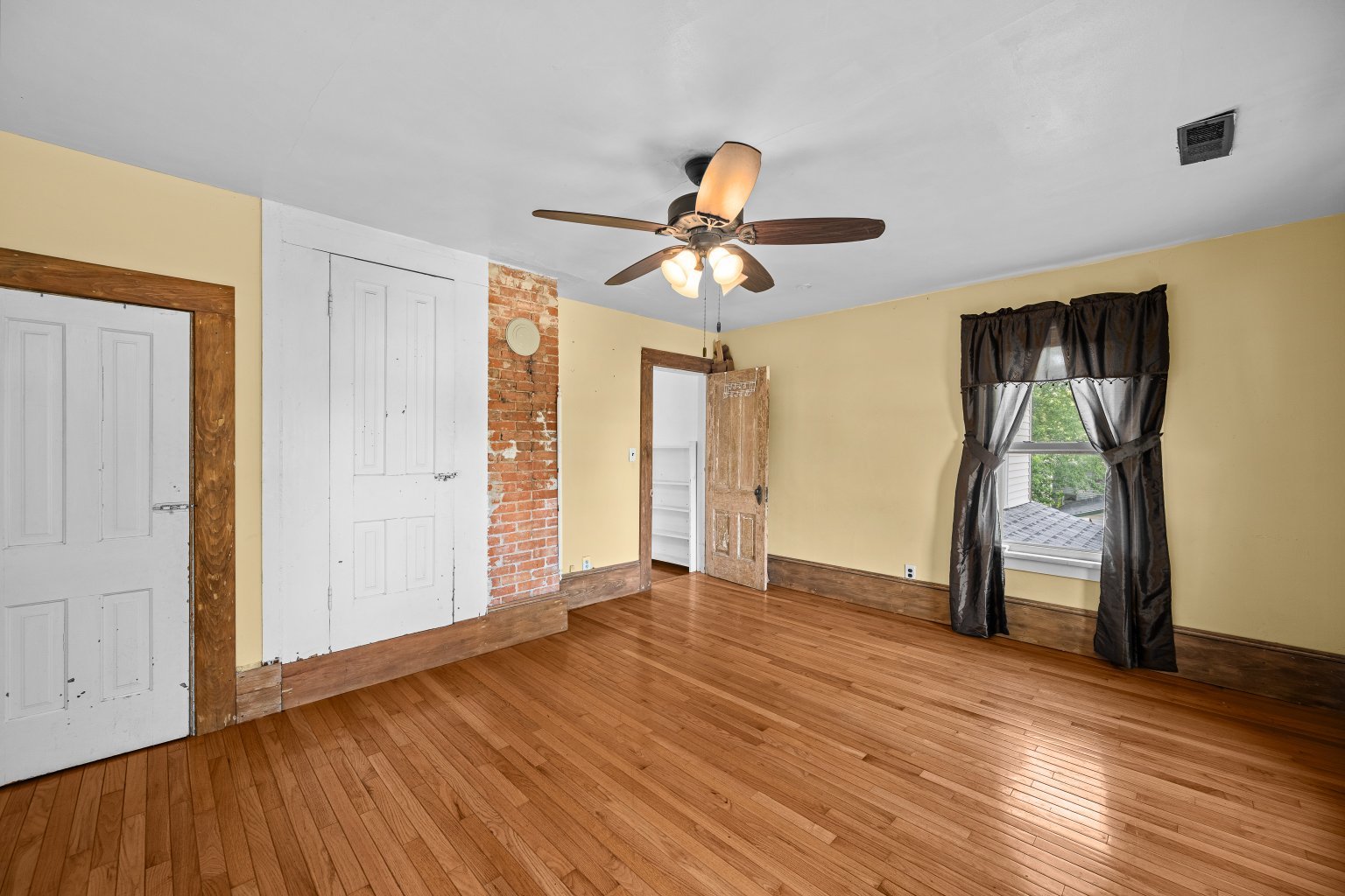 200 West Locust Street Cambridge, IL 61238 - Photo 28 of 32 an empty room with wooden floor and windows