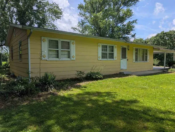 a view of front of a house with a yard