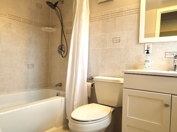 16 Winter Street, Unit 43B Waltham, MA 02451 - Photo 8 of 12 a bathroom with a toilet a sink and a bathtub
