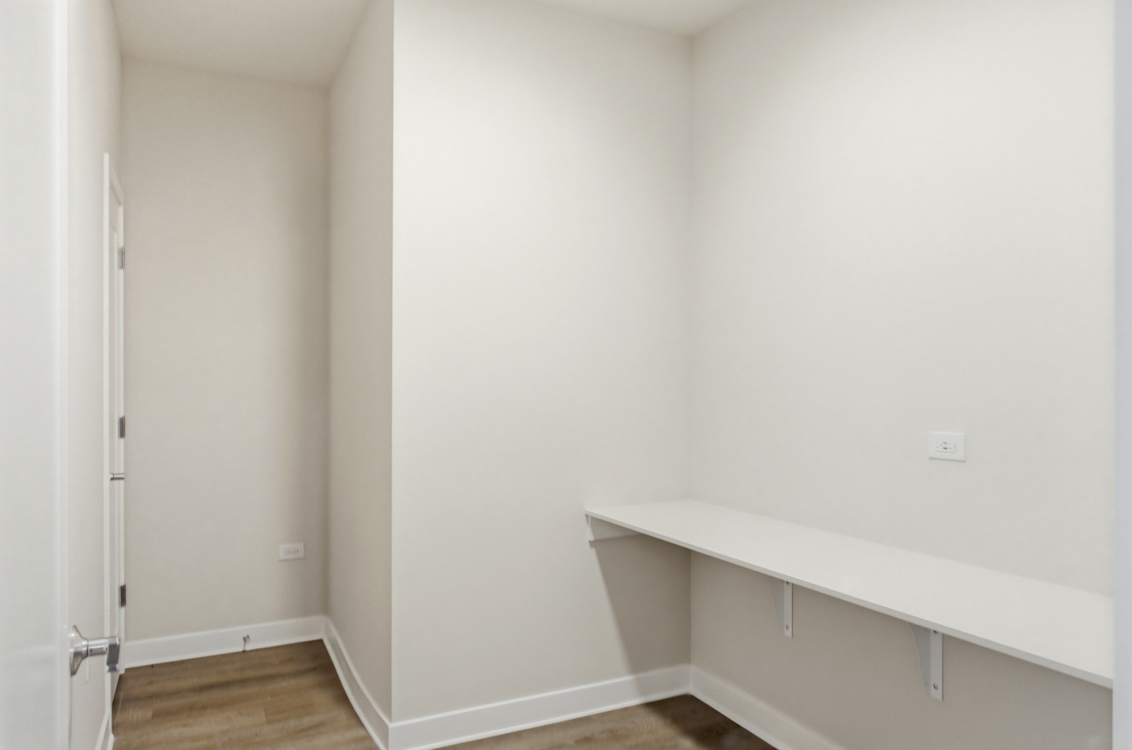 250 McHenry Road, Unit C1 Buffalo Grove, IL 60089 - Photo 29 of 35 a small space with wooden floor