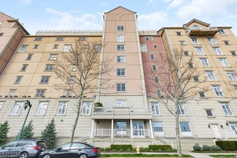 $429,000 | 207 Shearwater Court East, Unit 66, Jersey City, NJ 07305