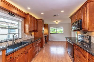 22622 Southwest 65th Avenue Boca Raton, FL 33428 - Photo 11 of 39 kitchen3