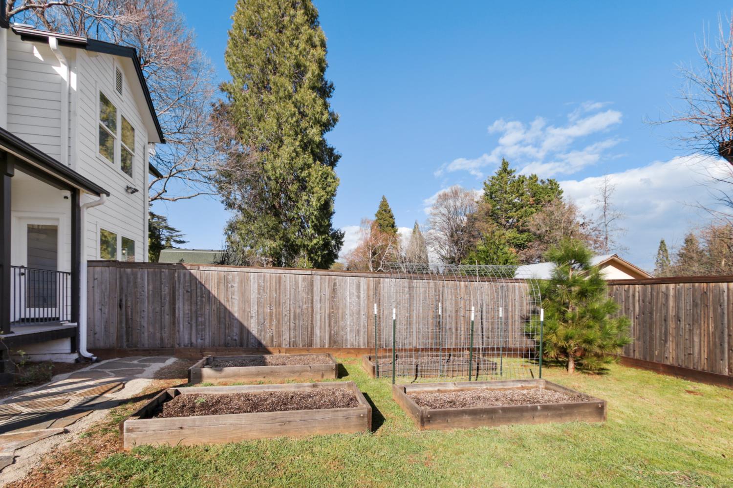 12930 Ridge Road Grass Valley, CA 95945 - Photo 47 of 62 a backyard of a house with table and chairs