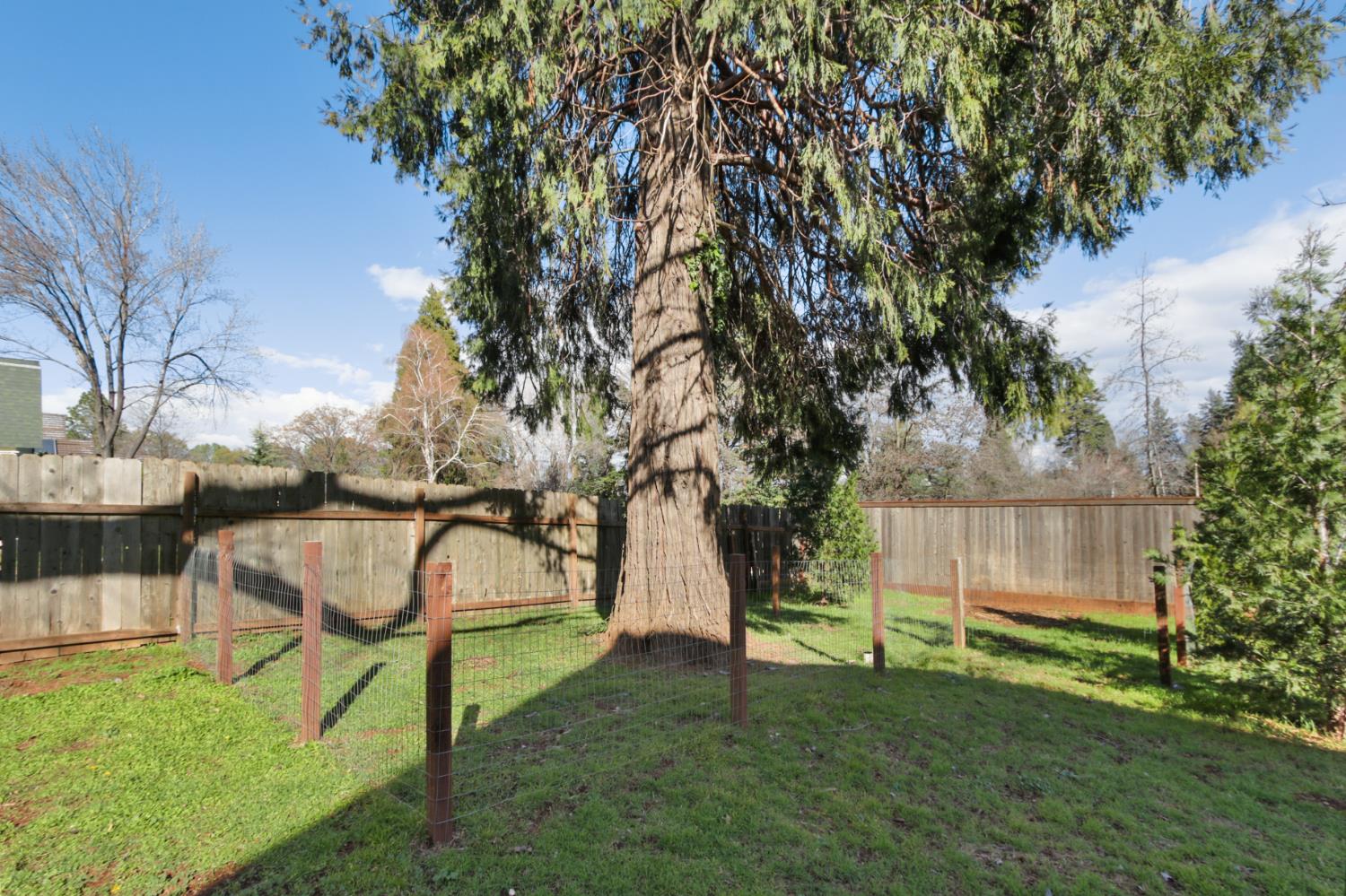 12930 Ridge Road Grass Valley, CA 95945 - Photo 48 of 62 a backyard of a house with table and chairs
