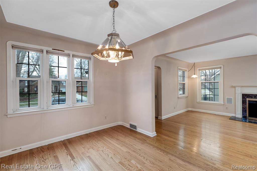 1488 Roslyn Road Grosse Pointe Woods, MI 48236 - Photo 6 of 40