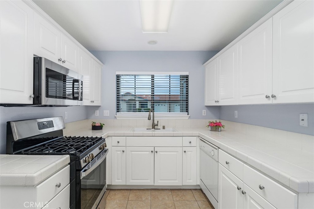 1078 Merrill Circle Hemet, CA 92545 - Photo 11 of 33 a kitchen with a sink stove top oven and cabinets