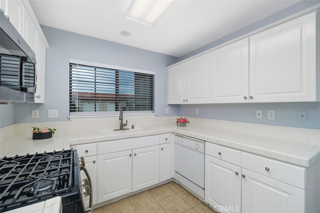 1078 Merrill Circle Hemet, CA 92545 - Photo 12 of 33 a kitchen with appliances cabinets and a sink