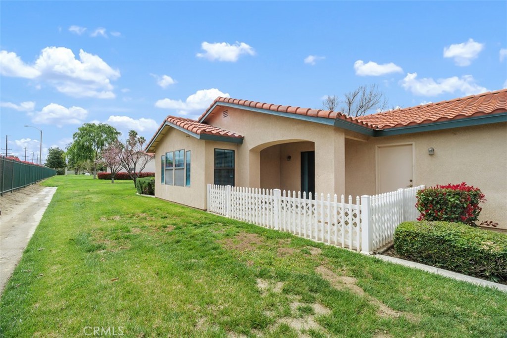 1078 Merrill Circle Hemet, CA 92545 - Photo 26 of 33 a front view of a house with a garden