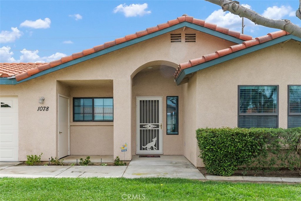 1078 Merrill Circle Hemet, CA 92545 - Photo 4 of 33 a front view of a house with garden