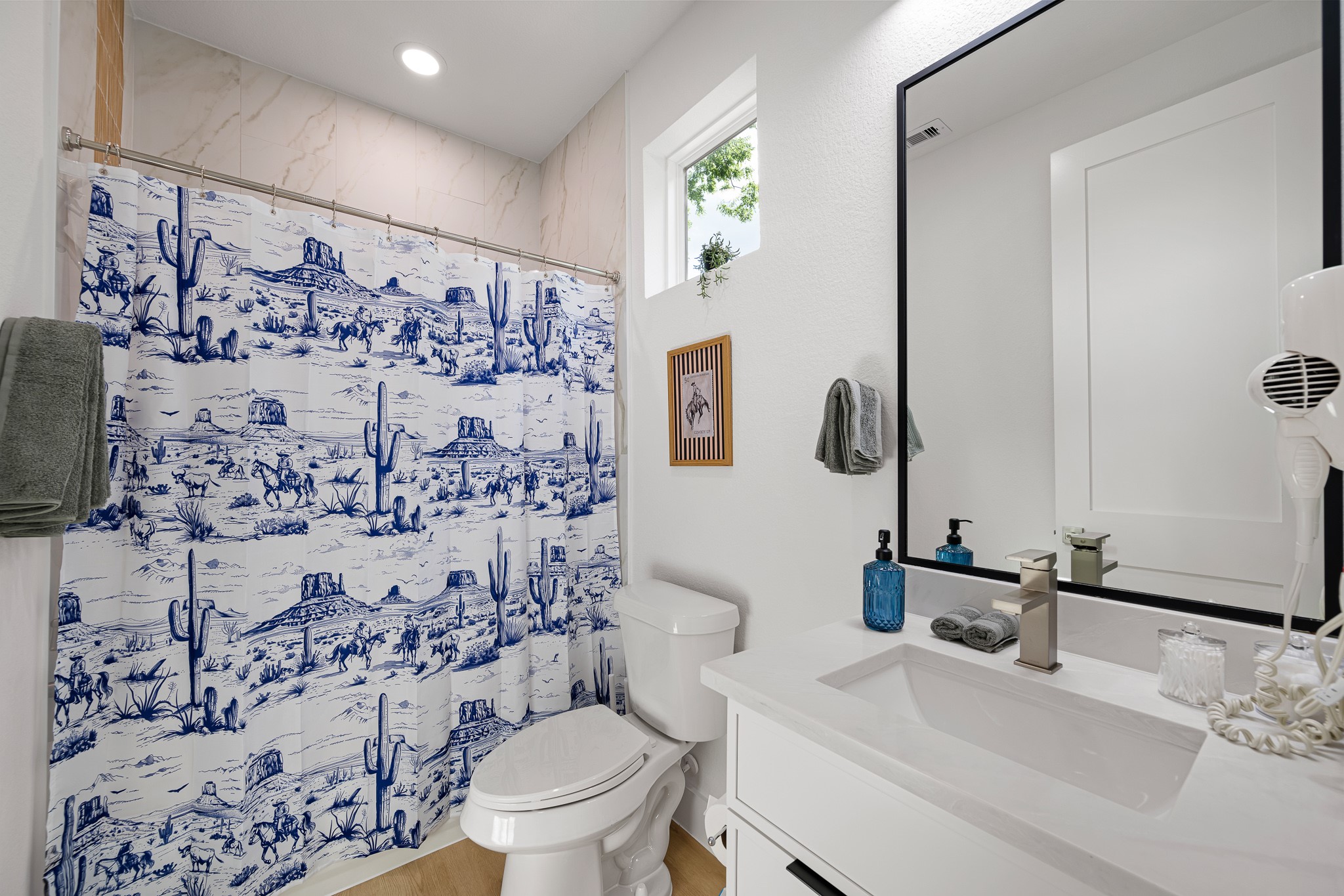 3454 Simmons Street, Unit B 2 Houston, TX 77004 - Photo 6 of 13 Suite #2 Bathroom with Tub