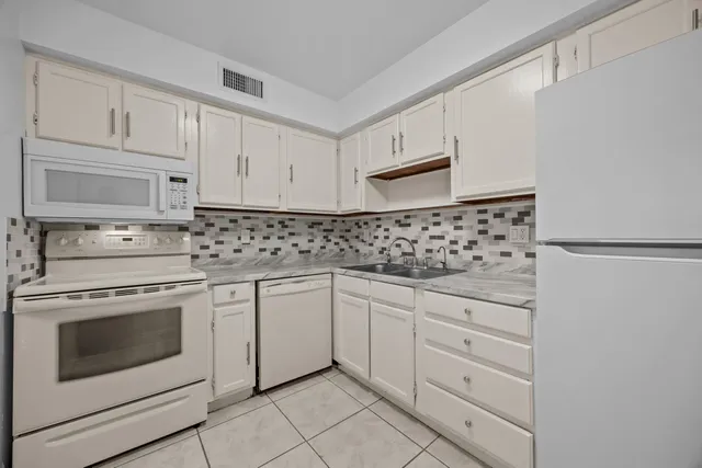 $2,000 | 9905 Pineapple Tree Drive, Unit 210, Boynton Beach, FL 33436