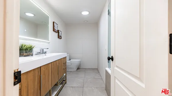 a en suite bathroom with a sink and mirror