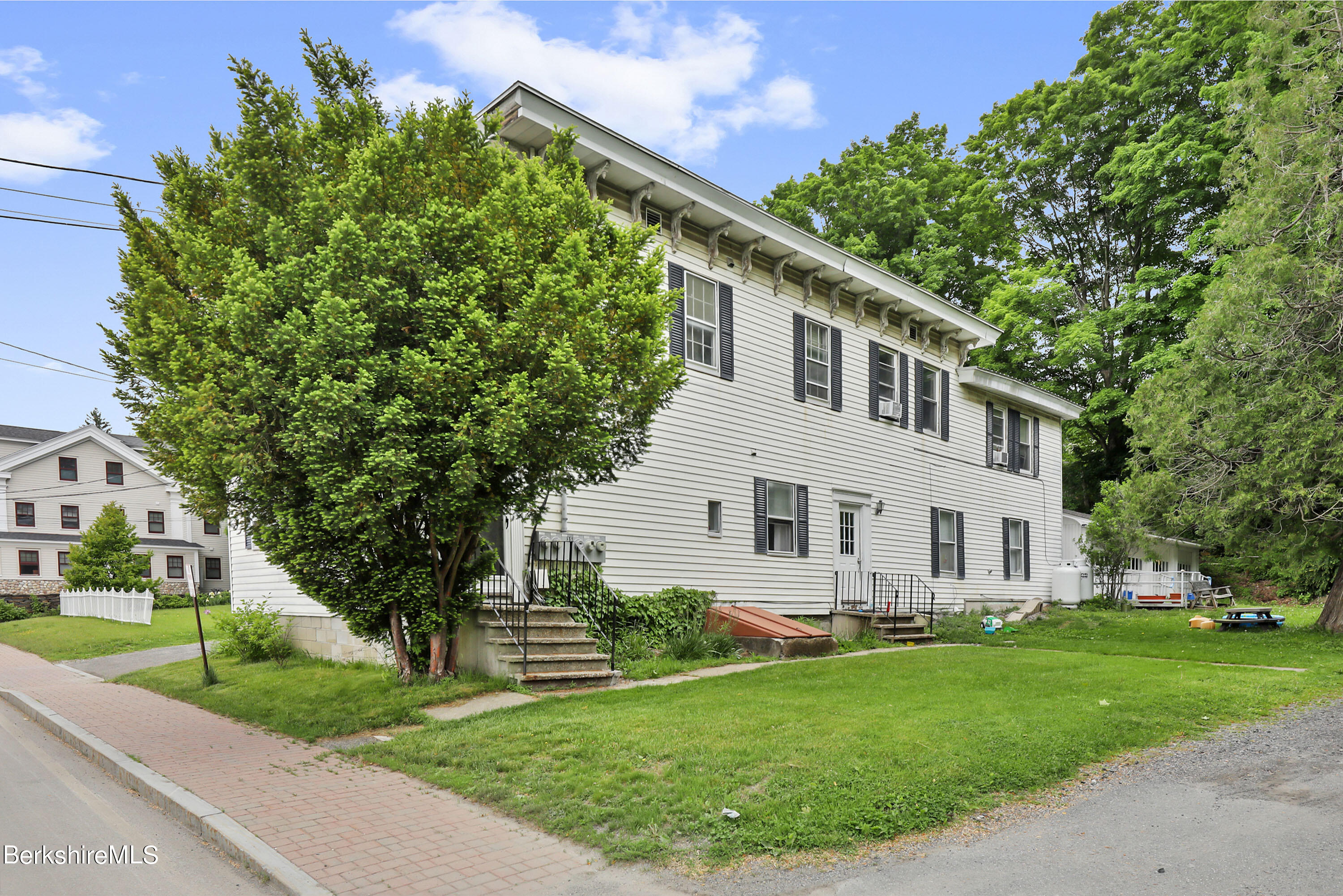 a view of house with a yard