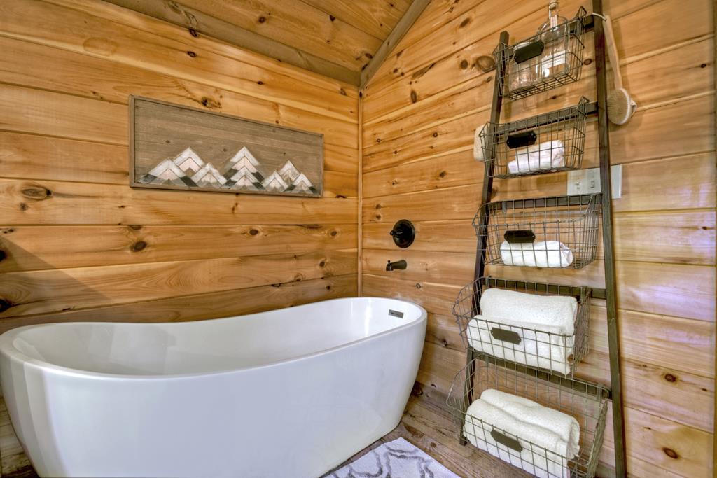80 Tom Tom Trail Blue Ridge, GA 30513 - Photo 36 of 67 a view of a bathtub in a bathroom