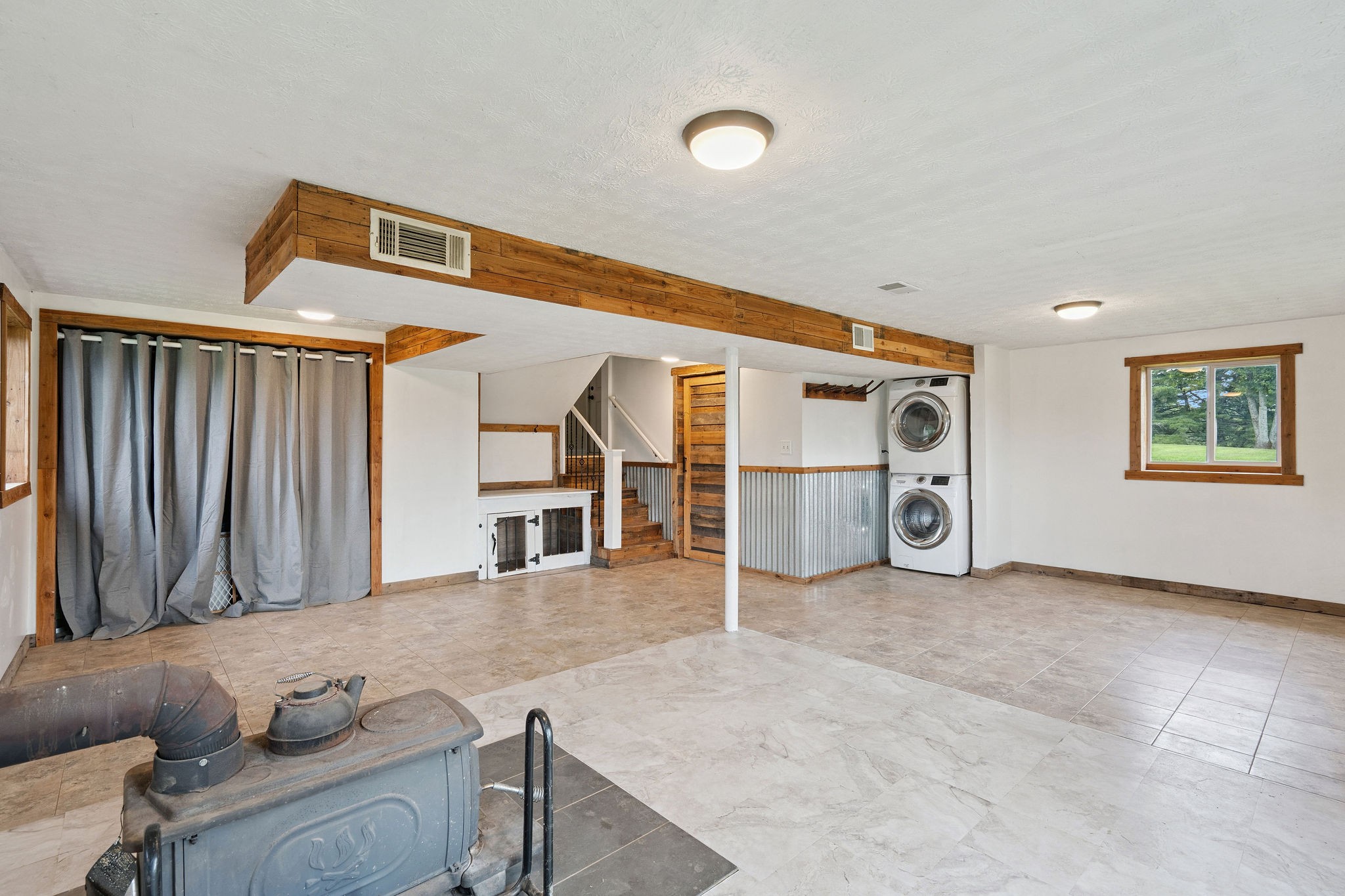 3037 Tunnel Road Westmoreland, TN 37186 - Photo 21 of 53 a view of a livingroom with furniture and garage
